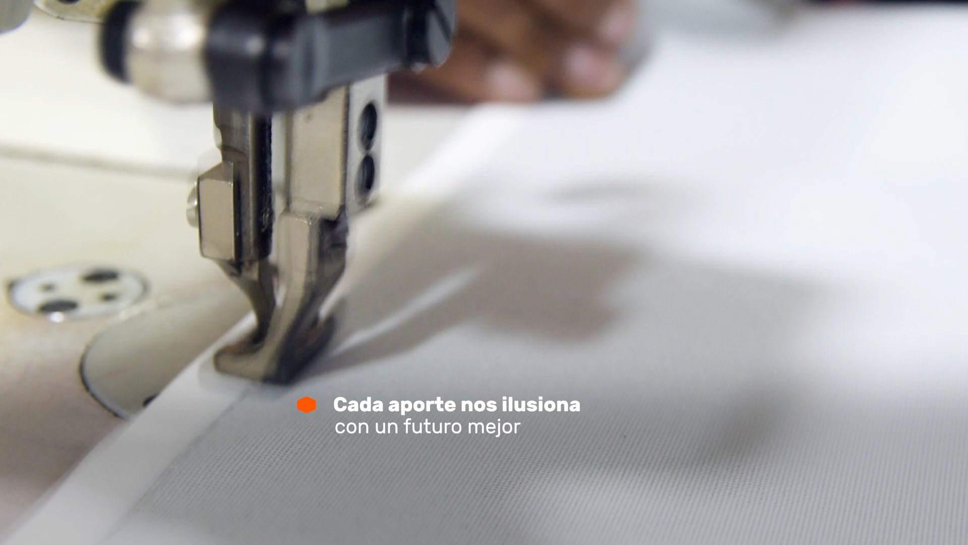 Detalle de costura en la producción de 3H