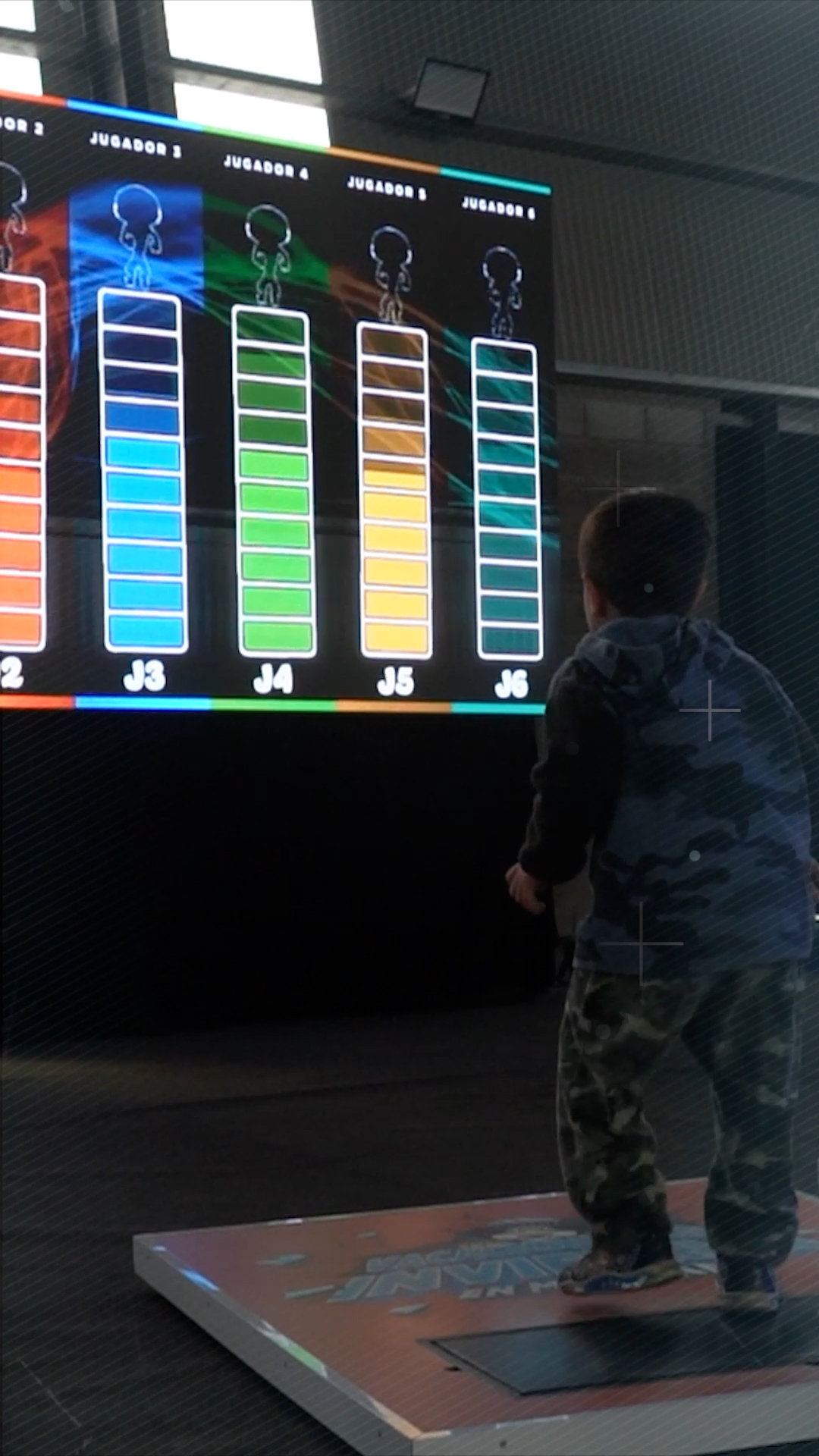 Una persona participa de una experiencia interactiva de Jota