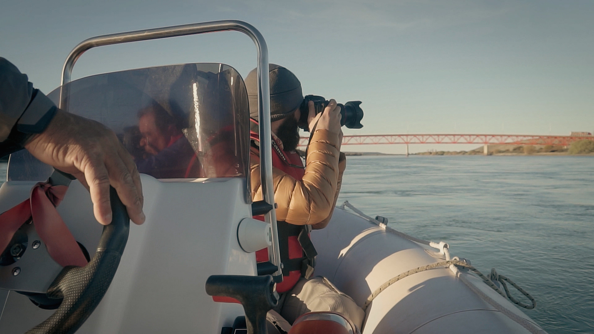 Campaña de Santa Cruz: una persona fotografía desde una embarcación